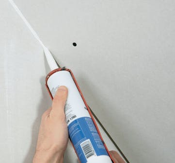 Käyttöullakko: Kipsilevyjen saumaus Käyttöullakko: Kun olet kiinnittänyt ensimmäisen kipsilevykerroksen, saumaa reunat